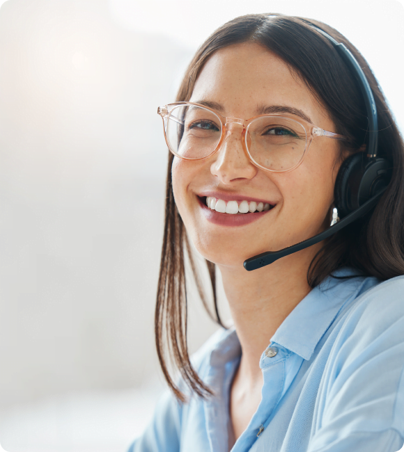 atendente de telemarketing sorrindo.