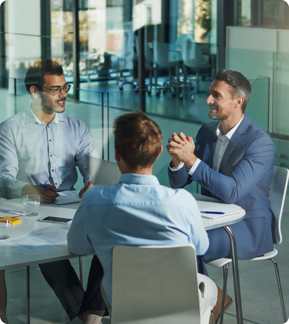 Três empresários em reunião.